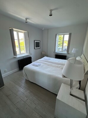 3 habitaciones, tabla de planchar con plancha, wifi y ropa de cama