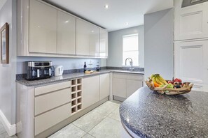 Microondas, horno, placa de cocina, lavavajillas