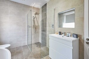 Shower, jetted tub, hair dryer, towels