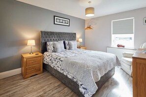 5 bedrooms, iron/ironing board, WiFi, bed sheets