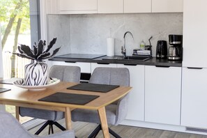 Kylskåp, ugn, diskmaskin och kaffe- och tebryggare