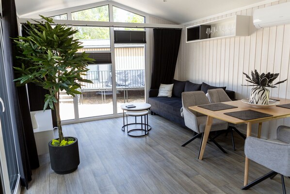 TV - Mobile Homes "Poland" - Jersleber See Camping & Adventure Resort (Niedere Börde)