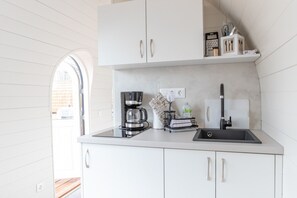 Kühlschrank, Wasserkocher mit Kaffee-/Teezubehör, Wasserkocher, Toaster