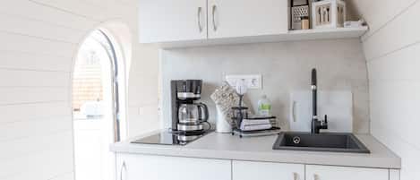 Kühlschrank, Wasserkocher mit Kaffee-/Teezubehör, Wasserkocher, Toaster