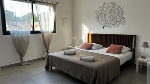 4 bedrooms, iron/ironing board, WiFi