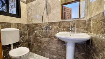 Hårtork, handdukar, tvål och toalettpapper