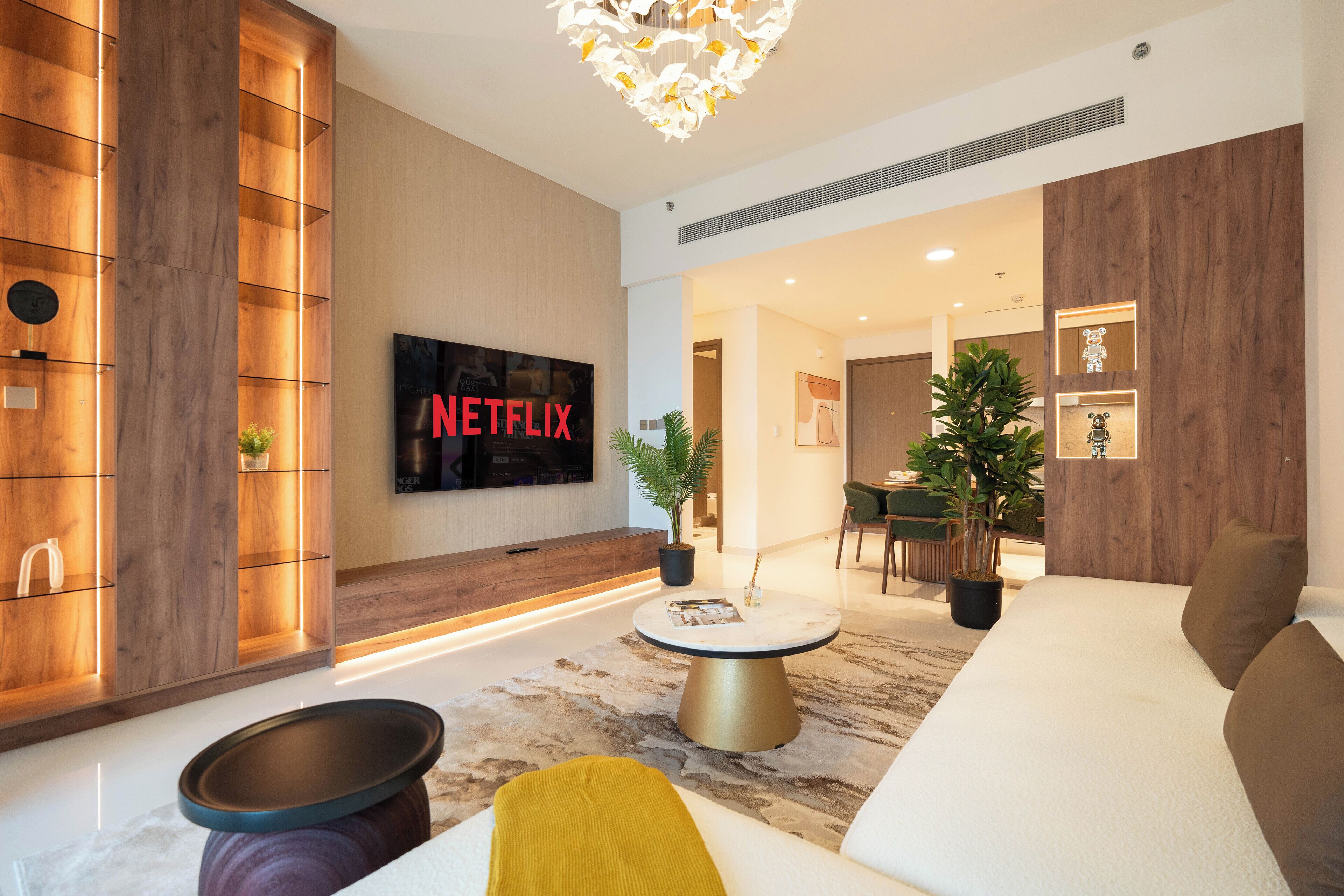 Departamento Deluxe, balcón, vista al mar | Área de sala de estar | Televisión de pantalla plana de 125 cm con canales digitales y Netflix 