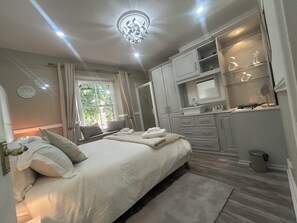 2 bedrooms, iron/ironing board, Internet, bed sheets