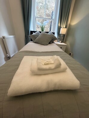 2 bedrooms, iron/ironing board, Internet, bed sheets