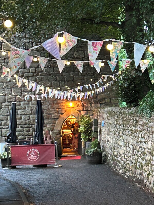 تناول الطعام بالخارج