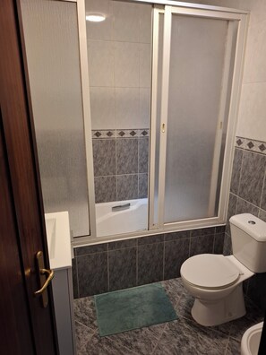 SĂšche-cheveux, serviettes fournies, papier toilette