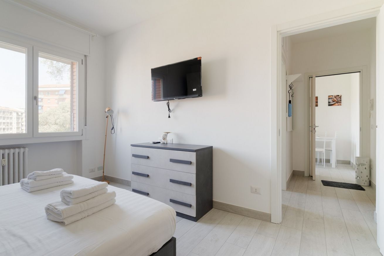 1 habitación y tabla de planchar con plancha 