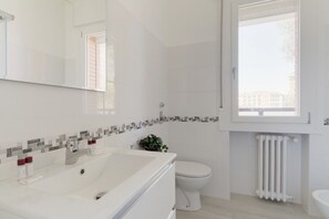 Shower, bidet, towels
