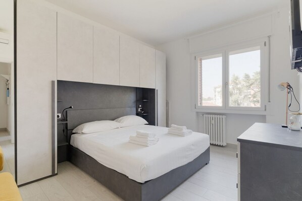 1 bedroom, iron/ironing board - GuestHost - Comfortable 40 sqm apartment, accommodating up to two people, located on the fourth floor of a building with an elevator (NOT wheelchair accessible).The property is located just steps from Piazzale Tripoli, in a residential area with all amen (Milan)