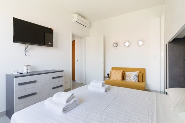 1 habitación y tabla de planchar con plancha 