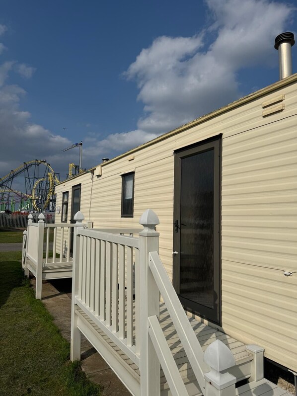 Exterior - Family Caravan short walk to Fantasy Island, Beach and Butlins (Ingoldmells)