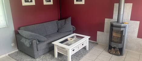 Tv, eldstad, ett bordtennisbord och böcker