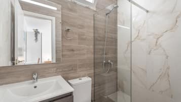 Een douche, een haardroger, handdoeken