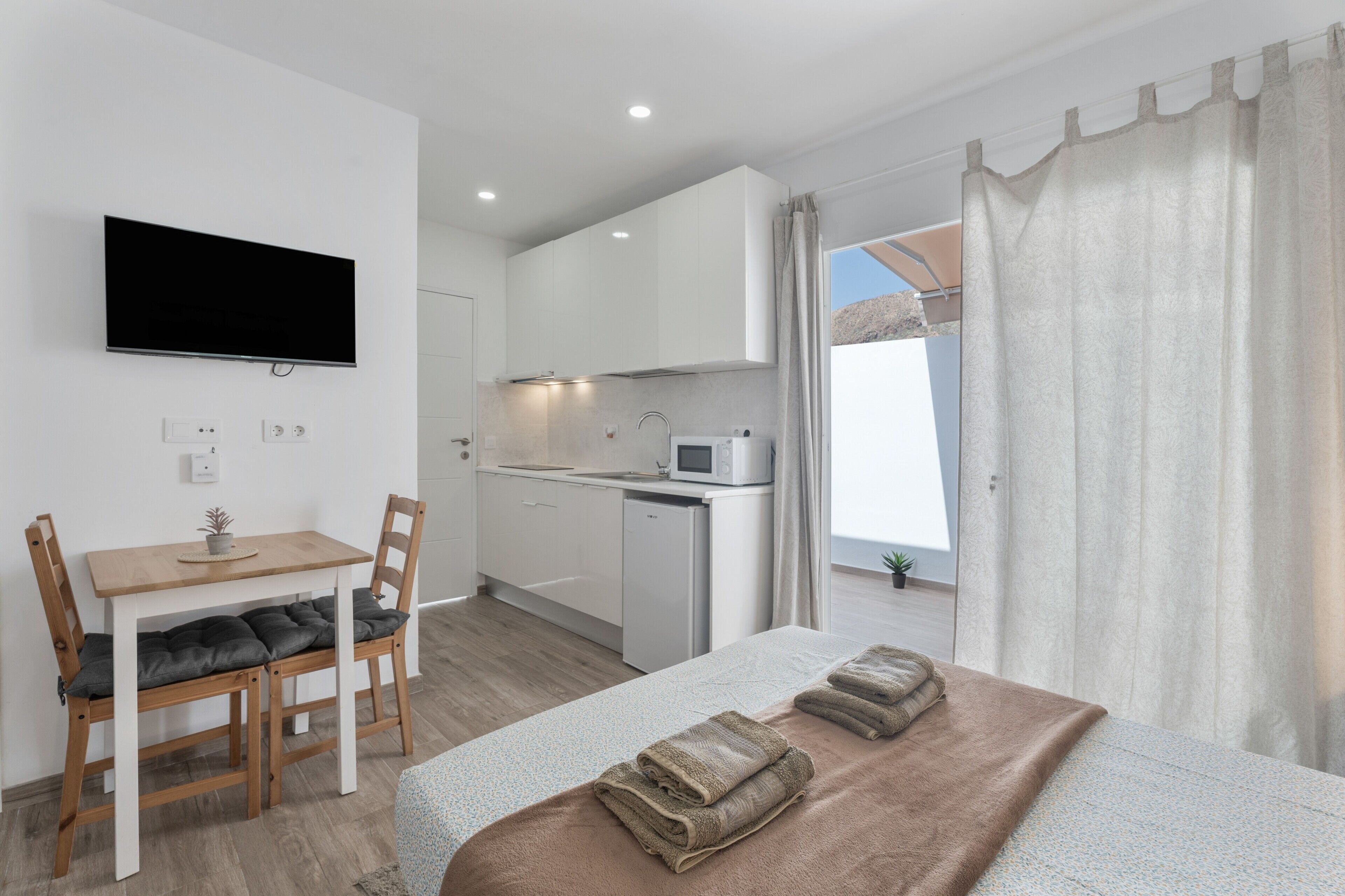 Iron/ironing board, WiFi, bed sheets