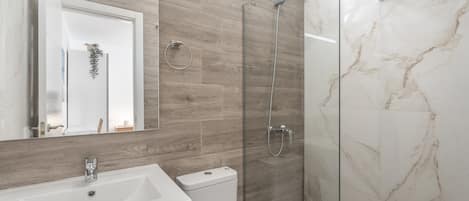Dusche, Haartrockner, Handtücher