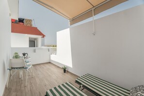 Outdoor dining - Vacation Studio 'Sol Y Terraza Privada' with Balcony and Wi-Fi (Guaza)