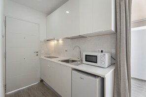 Fridge, microwave, stovetop, coffee/tea maker - Vacation Studio 'Sol Y Terraza Privada' with Balcony and Wi-Fi (Guaza)