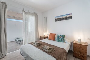Iron/ironing board, WiFi, bed sheets - Vacation Studio 'Sol Y Terraza Privada' with Balcony and Wi-Fi (Guaza)