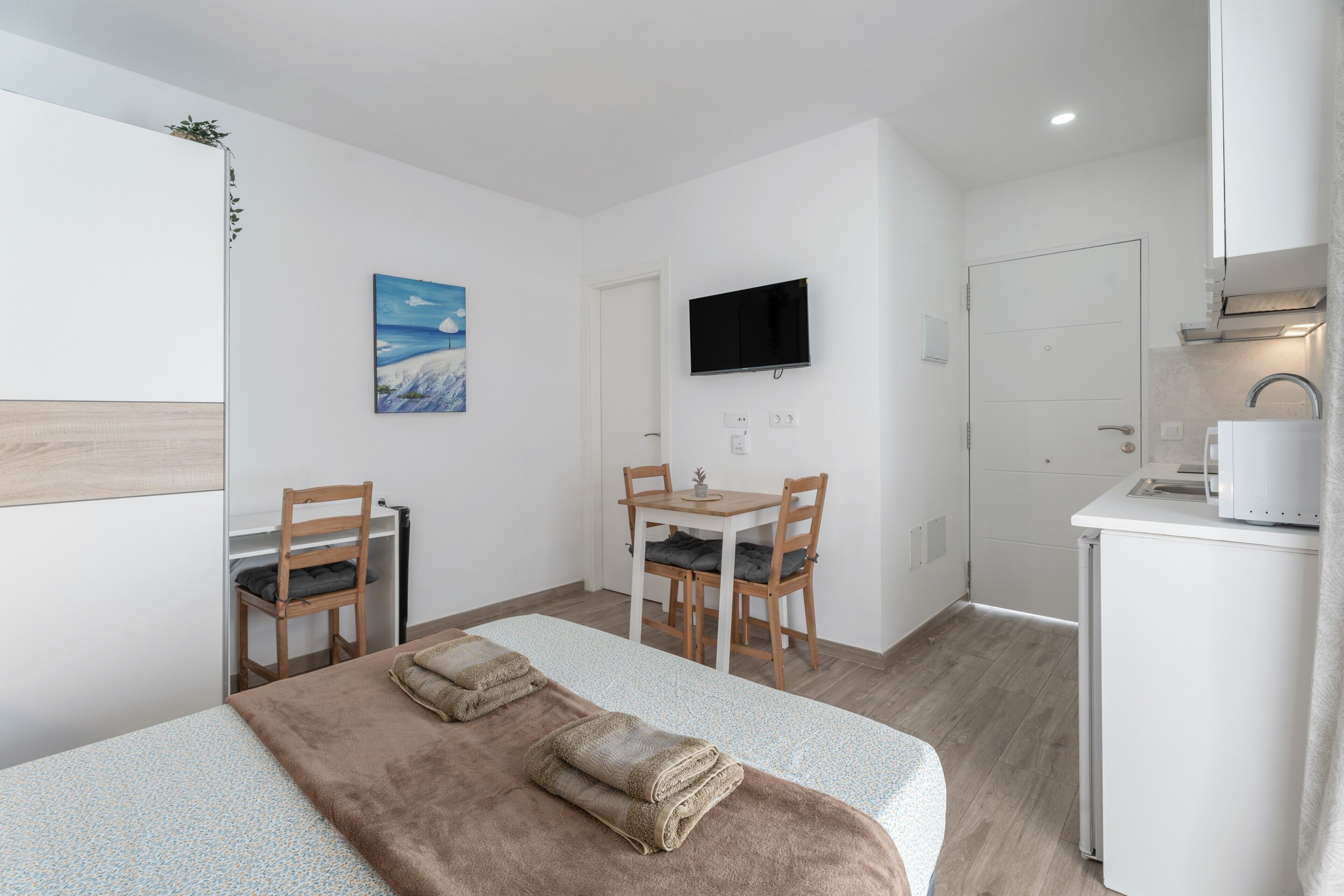 Iron/ironing board, WiFi, bed sheets