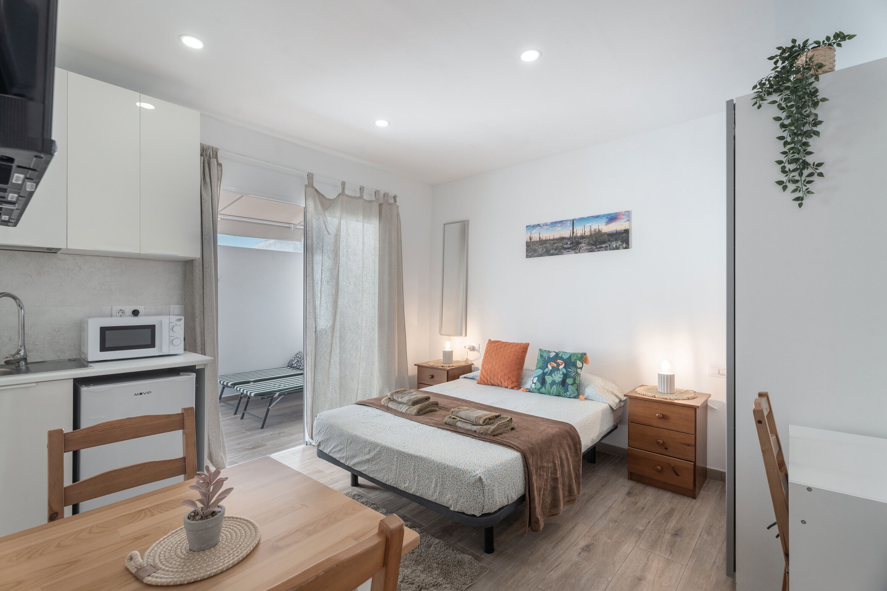 Een strijkplank/strijkijzer, wifi, beddengoed