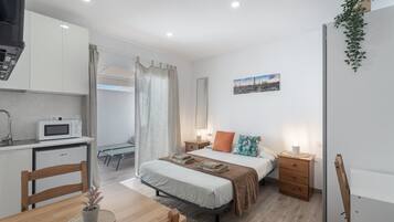 Iron/ironing board, WiFi, bed sheets