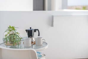 Coffee and/or coffee maker - Vacation Studio 'Sol Y Terraza Privada' with Balcony and Wi-Fi (Guaza)