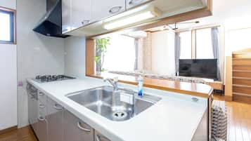 Quarto, 4 quartos, para não fumantes (Aile House III ST, 4LDK, 2-3 Floors) | Cozinha privada | Geladeira, micro-ondas, cooktop, talheres/pratos/utensílios de cozinha