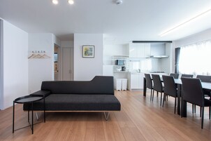 客房, 1 间卧室, 无烟房 (Aile House III - 1LDK, Ground Floor) | 起居区 | 平板电视