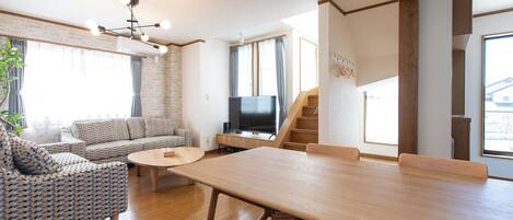 Chambre, 4 chambres, non-fumeurs (Aile House III ST, 4LDK, 2-3 Floors) | Coin séjour