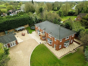 Front of property - Stratford 4 BR Family Mansion With Pool, Gym & BBQ (Henley-in-Arden)