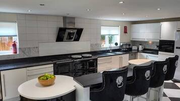 House, 4 Bedrooms, Accessible, Smoking | Interior