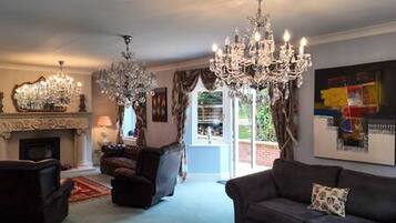 House, 4 Bedrooms, Accessible, Smoking | Living room