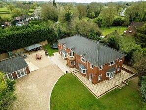 Front of property - Stratford 4 BR Family Mansion With Pool, Gym & BBQ (Henley-in-Arden)