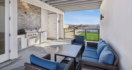 Contemporary Luxury Smart Home with Rooftop Oasis