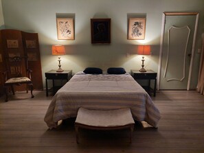 1 slaapkamer, een strijkplank/strijkijzer, beddengoed