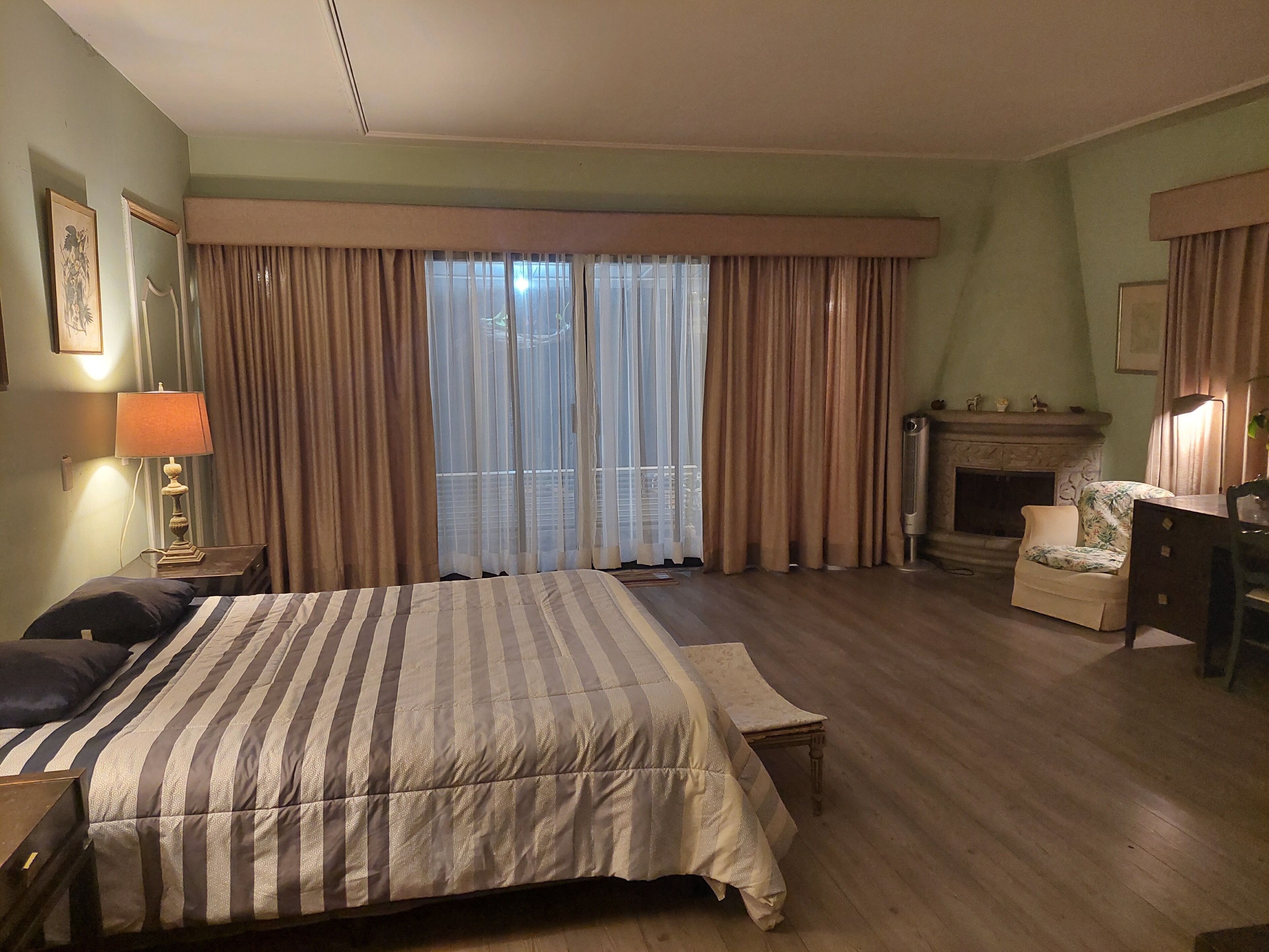 1 slaapkamer, een strijkplank/strijkijzer, beddengoed
