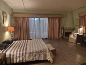 1 dormitorio, tabla de planchar con plancha, ropa de cama