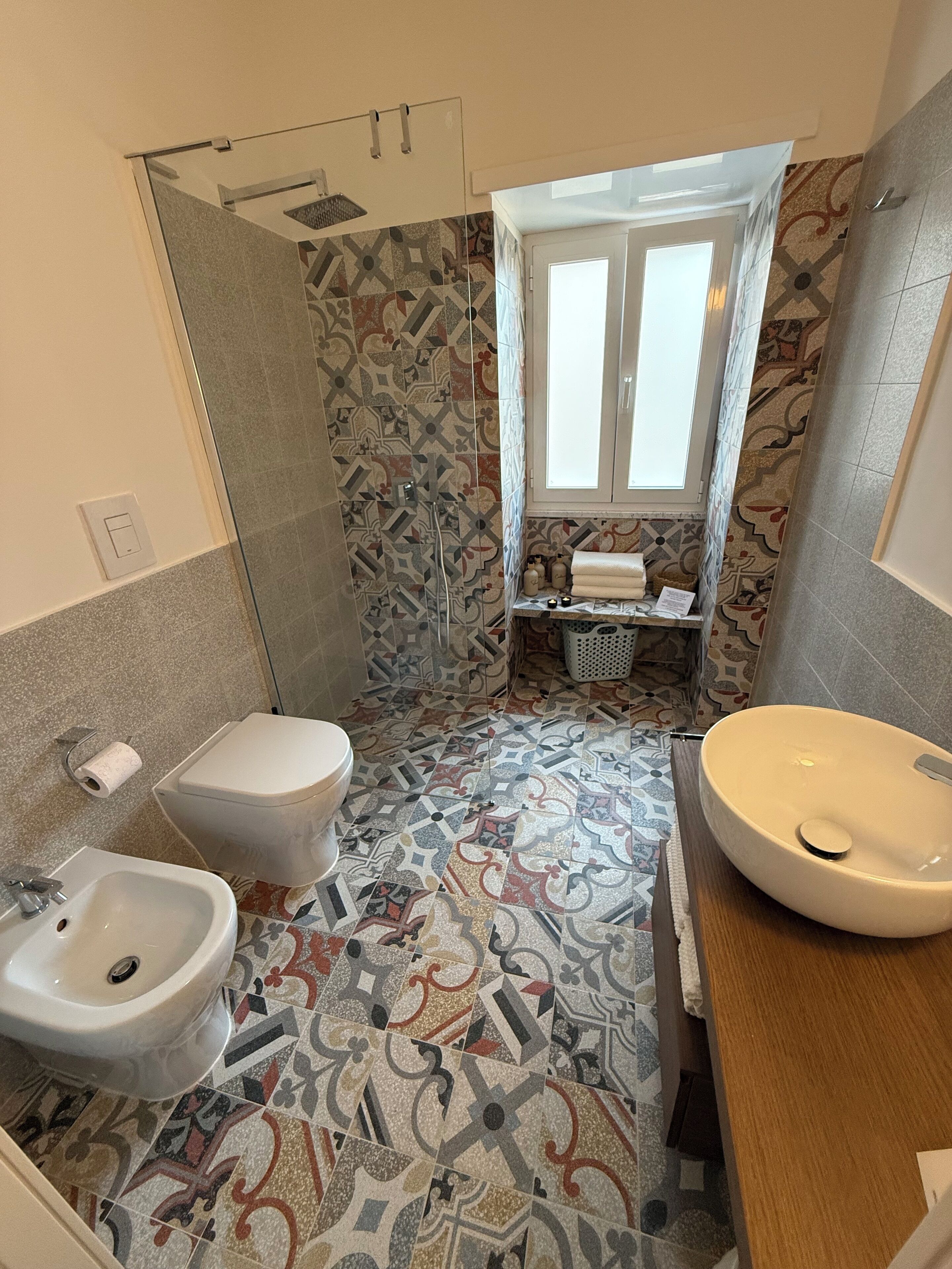 Doccia, asciugacapelli, bidet, asciugamani