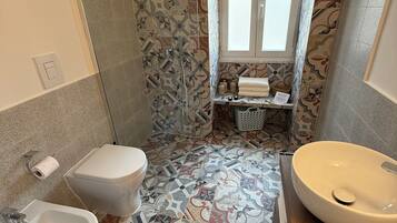 Doccia, asciugacapelli, bidet, asciugamani
