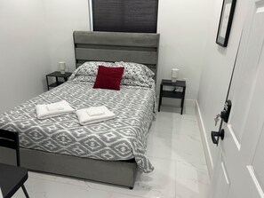 1 bedroom, iron/ironing board, WiFi, bed sheets - Delightful Private Room, Near the Airport - Free Parking (Miami)
