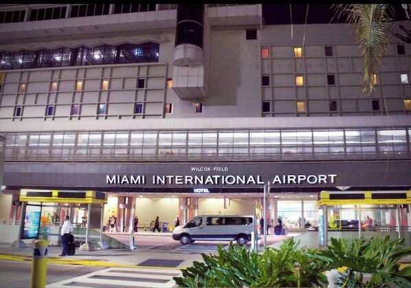 Exterior - Delightful Private Room, Near the Airport - Free Parking (Miami)