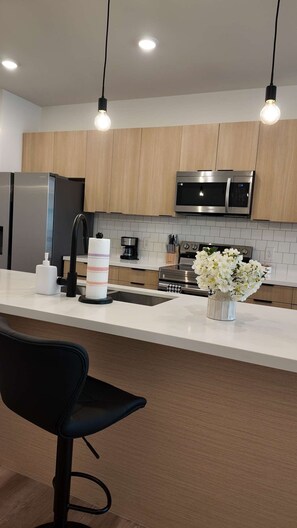 Microwave, oven, stovetop, dishwasher - Luxury 1 bedroom skyline suite Downtown Columbus with the city view (Columbus)