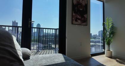 Luxury 1 bedroom skyline suite Downtown Columbus with the city view
