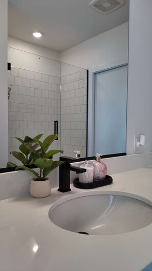 Haartrockner, Handtücher, Seife, Toilettenpapier