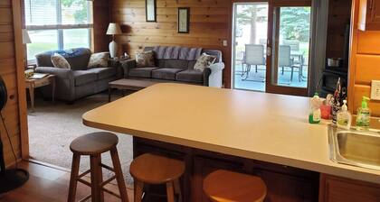 Fabulous 2-bedroom Otsego lake cottage in charming Gaylord